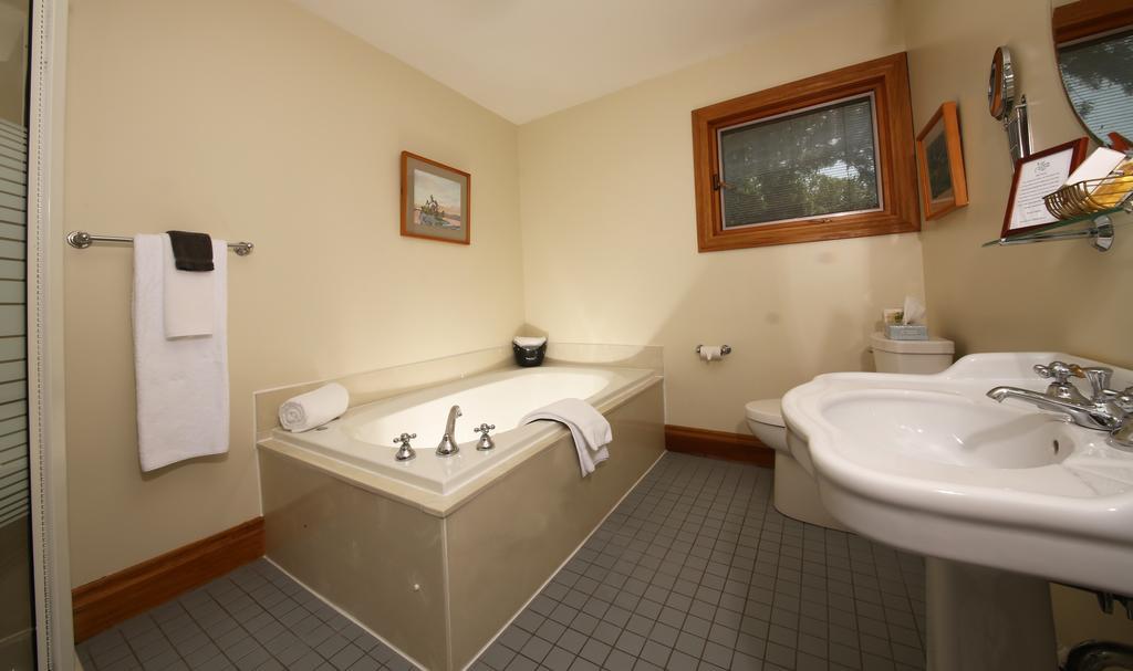 Kettle Creek Inn Port Stanley Bagian luar foto